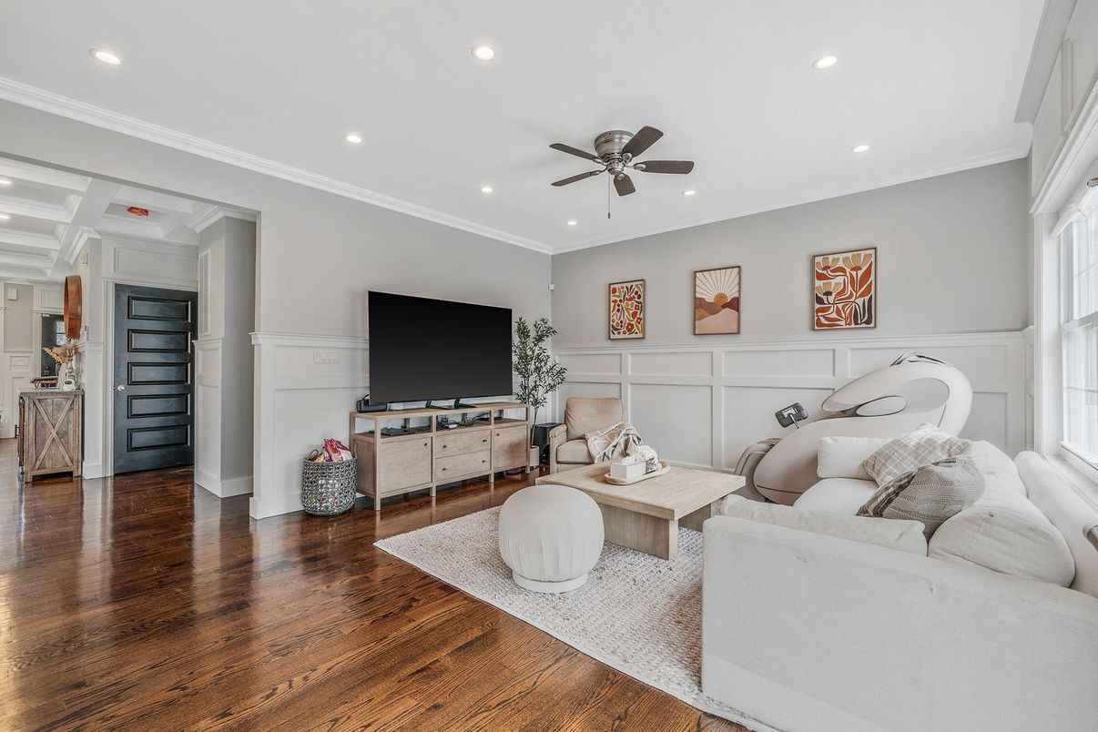 Interior, Living room, Recessed Lighting, Wood Texture Flooring