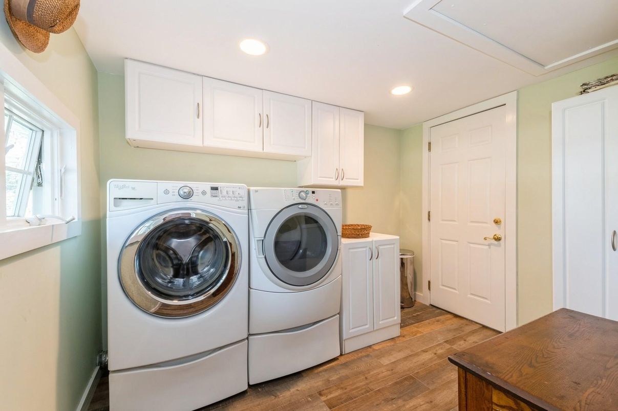 Interior, Recessed Lighting, Washer, Wood Texture Flooring