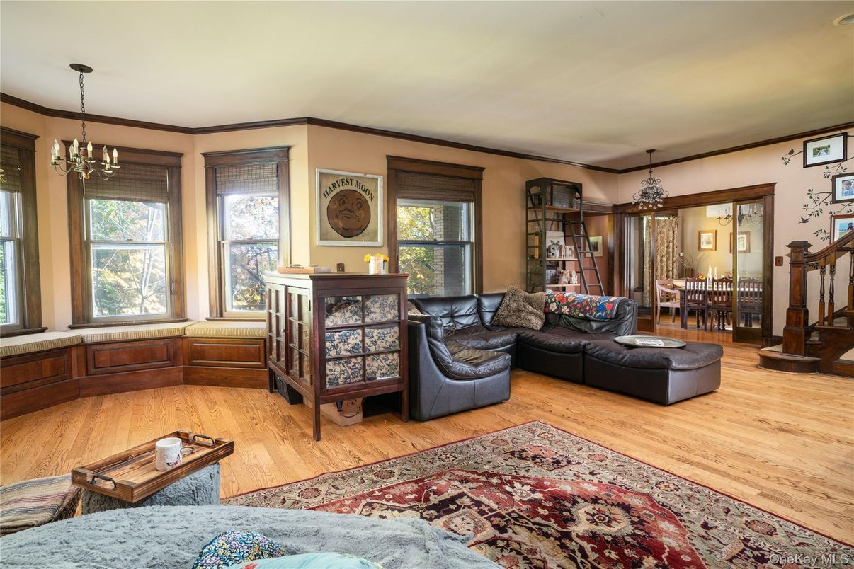 Chandelier, Dining room, Interior, Living room, Pendant Lights, Wood Texture Flooring