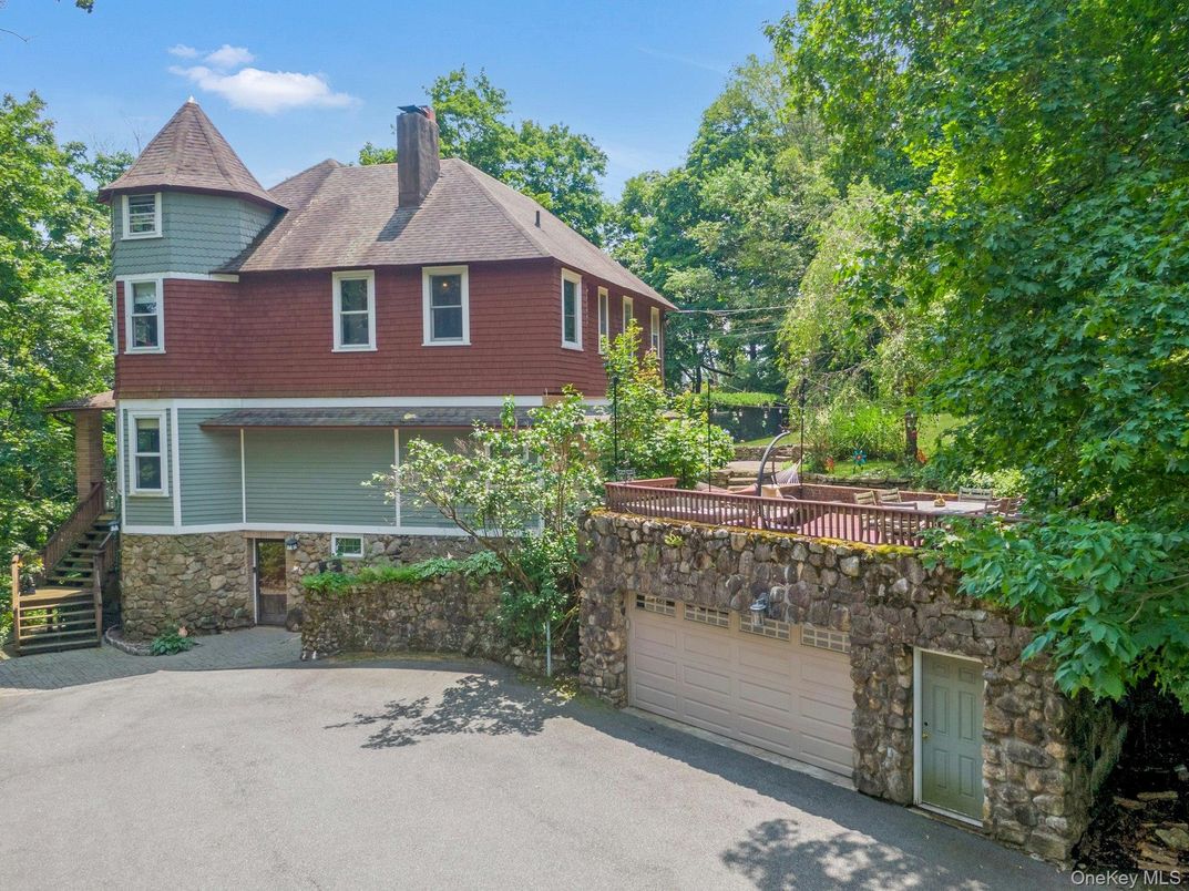 Attached, Exterior, Facade, Queen Anne Victorian