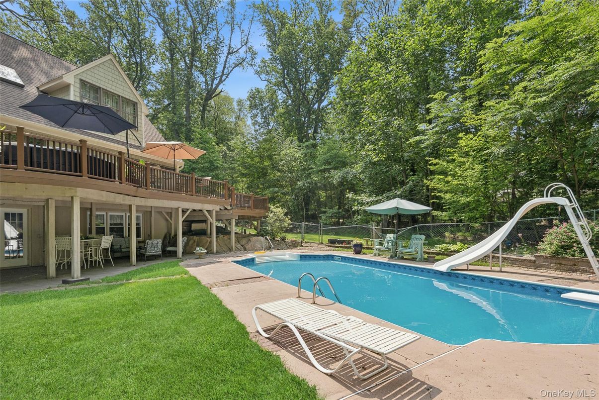 Exterior, Playground, Pool