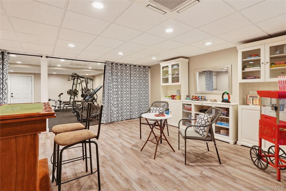 Fitness Equipment, Interior, Recessed Lighting, Wood Texture Flooring