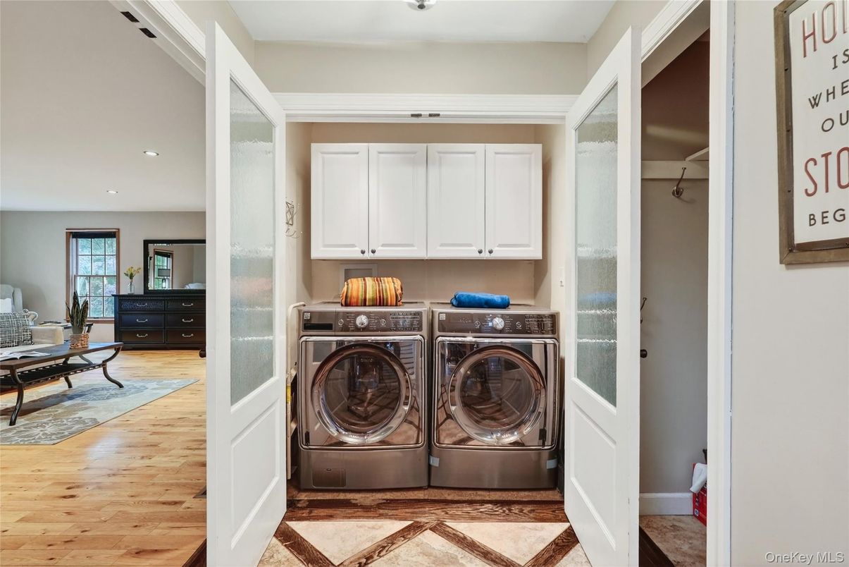 Interior, Recessed Lighting, Washer, Wood Texture Flooring