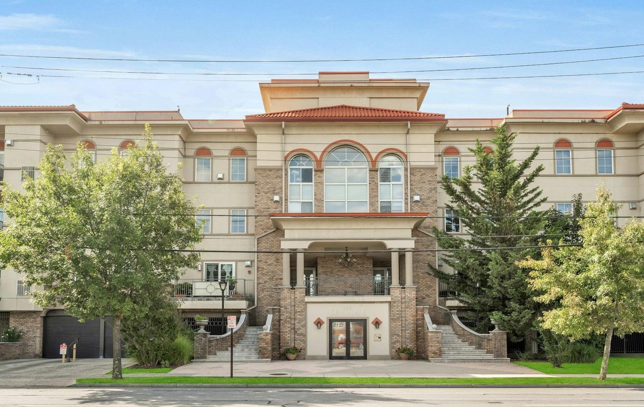 Exterior, Facade, Mediterranean