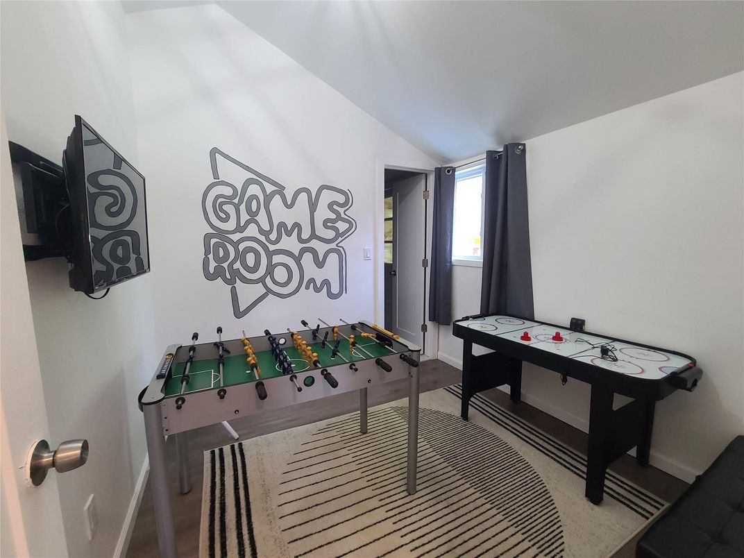 Game Room, Interior