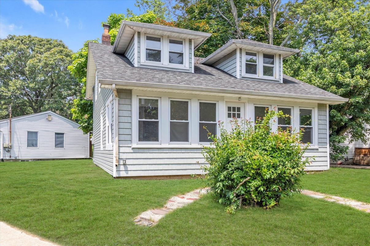 Exterior, Facade, American Foursquare