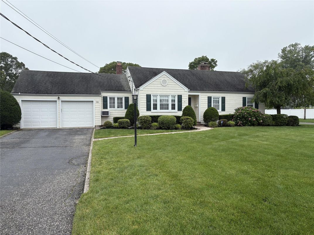 Attached, Exterior, Facade, Cape Cod