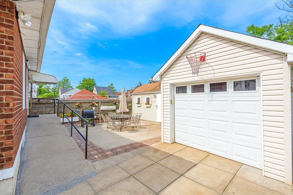Detached Garage, Exterior