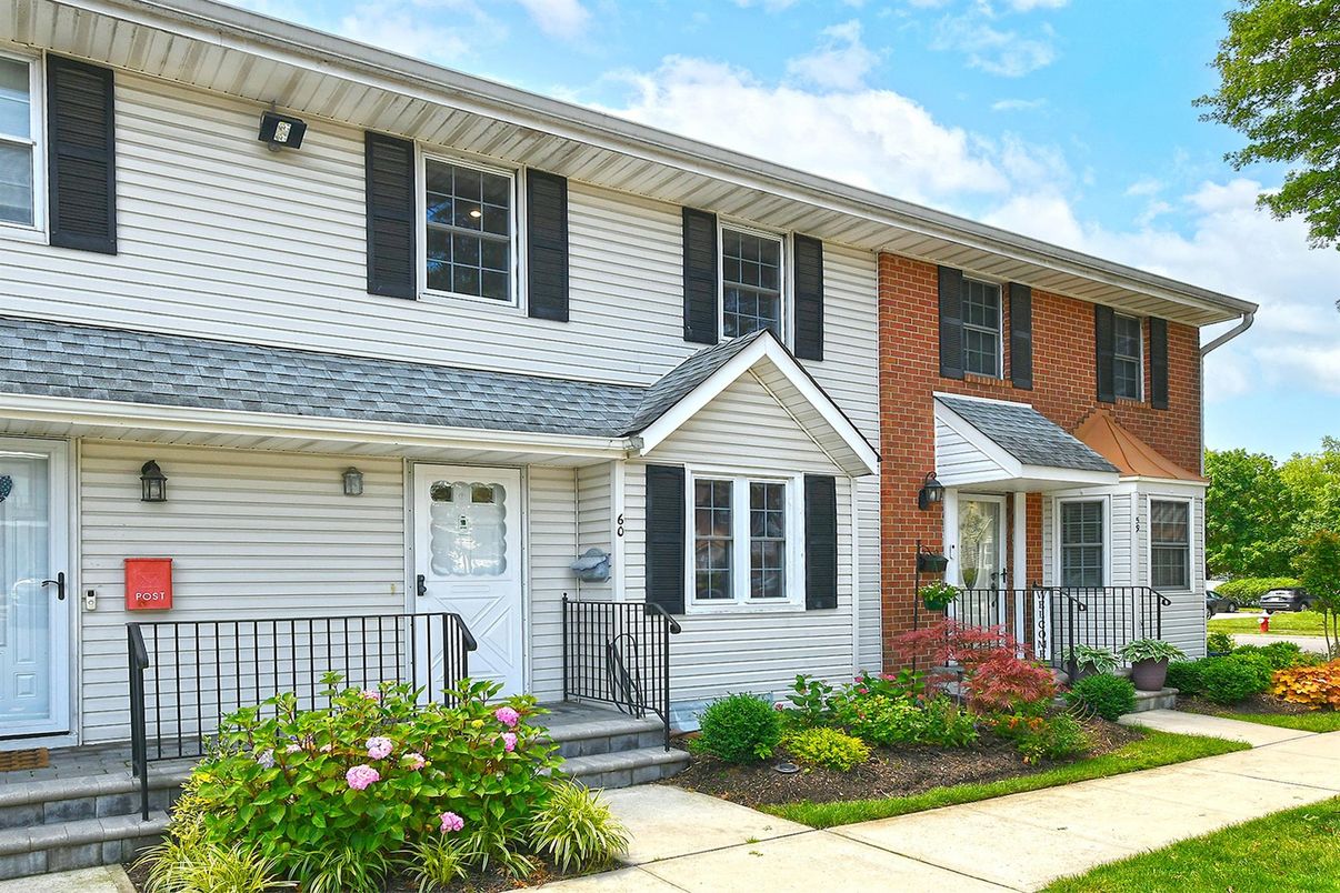 Attached, Exterior, Facade, Brick Facade, Raised Ranch