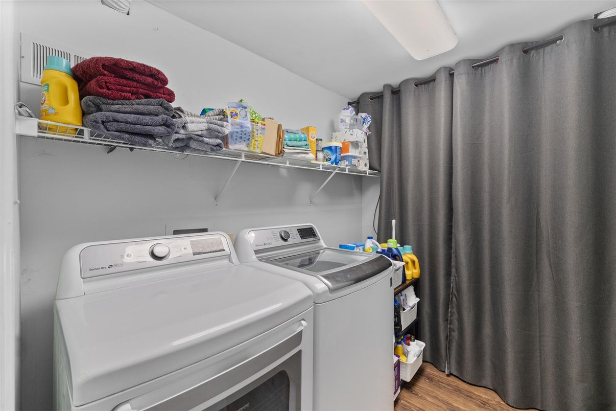 Interior, Washer, Wood Texture Flooring