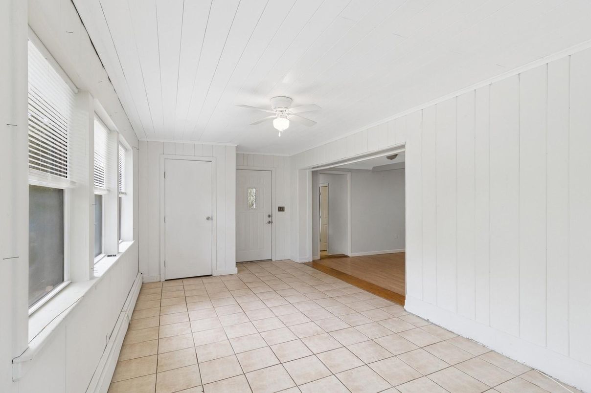 Empty room, Interior