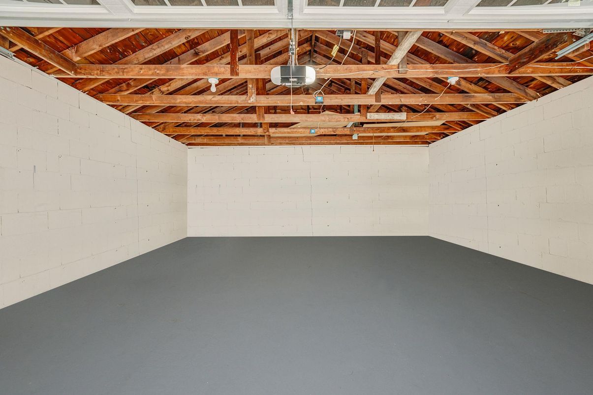 Empty room, Interior, Wooden Beams, Wooden Ceilings