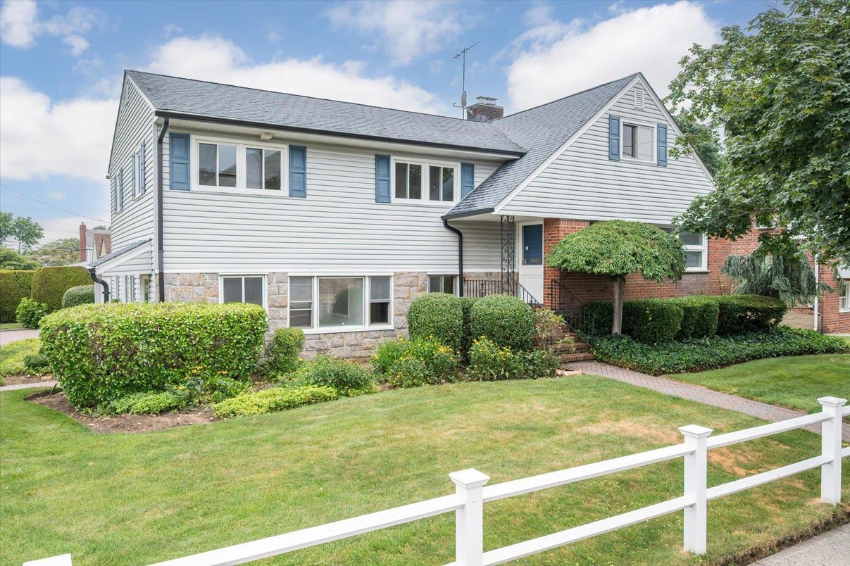 Exterior, Facade, Brick Facade, Farmhouse