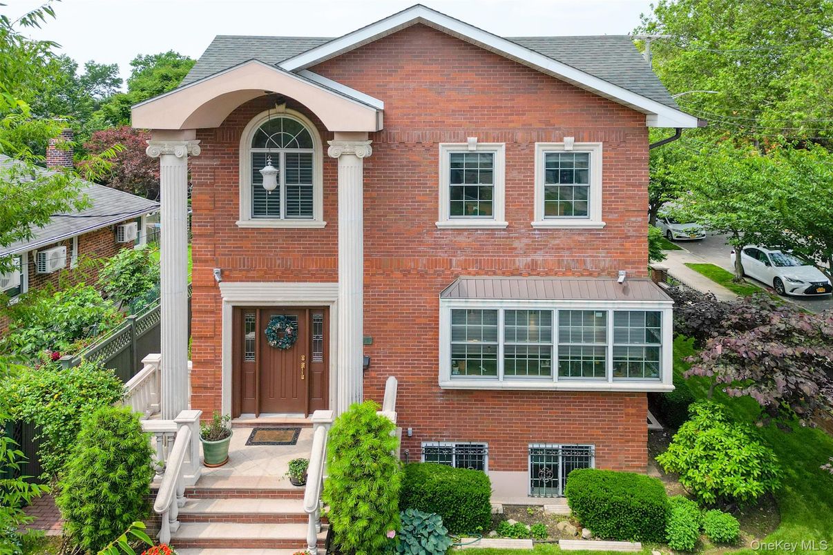 Exterior, Facade, Brick Facade, Georgian