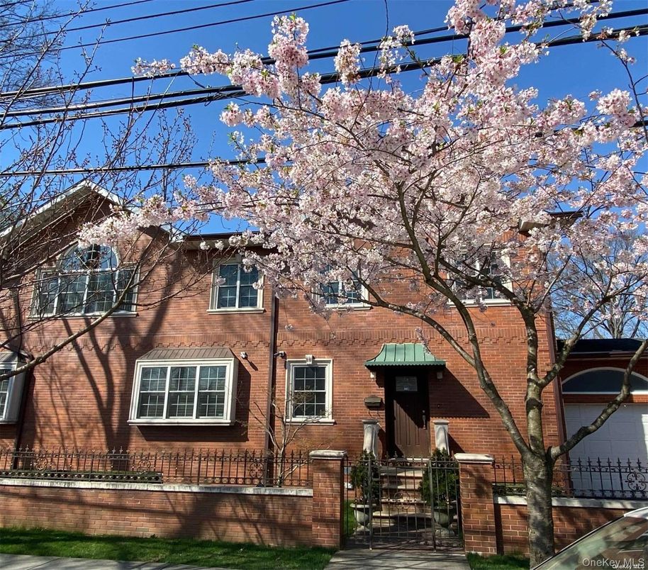 Exterior, Facade, Brick Facade, Rowhouse