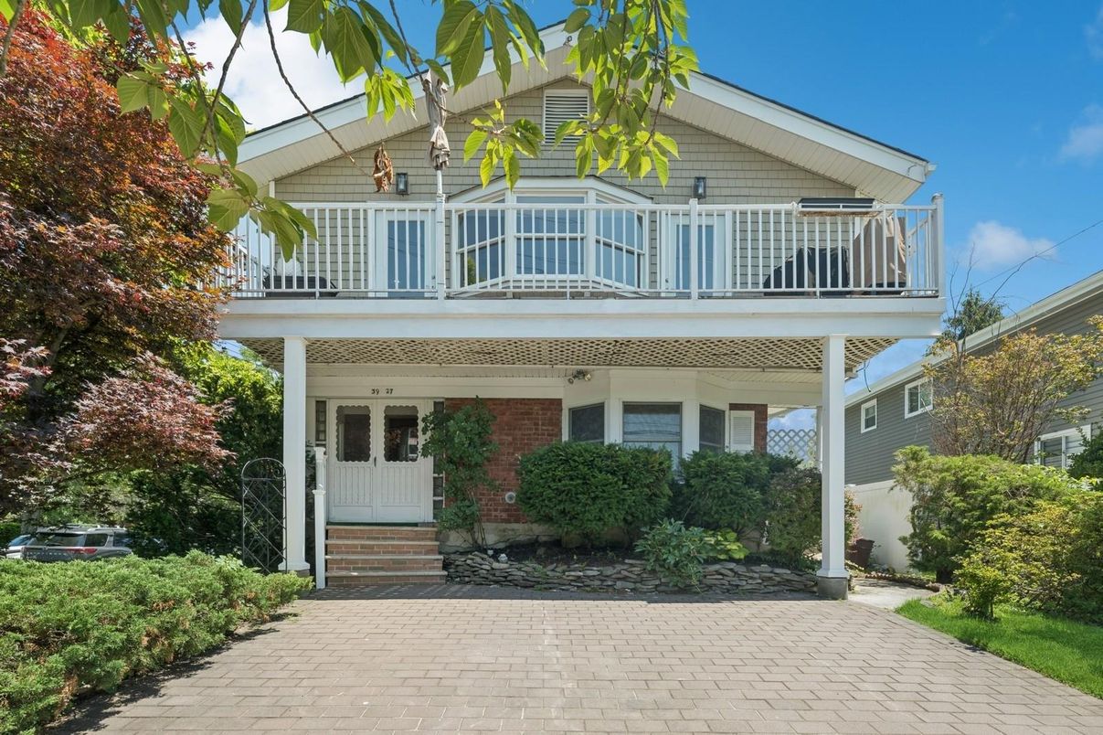 Exterior, Facade, Brick Facade, Queen Anne Victorian