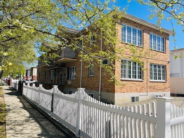 Exterior, Facade, Brick Facade, Rowhouse