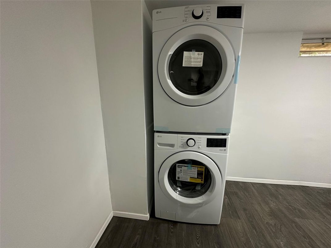 Interior, Utility Closets, Washer, Wood Texture Flooring