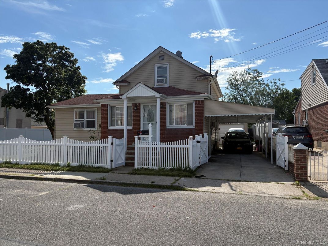 Exterior, Facade, Brick Facade, Queen Anne Victorian