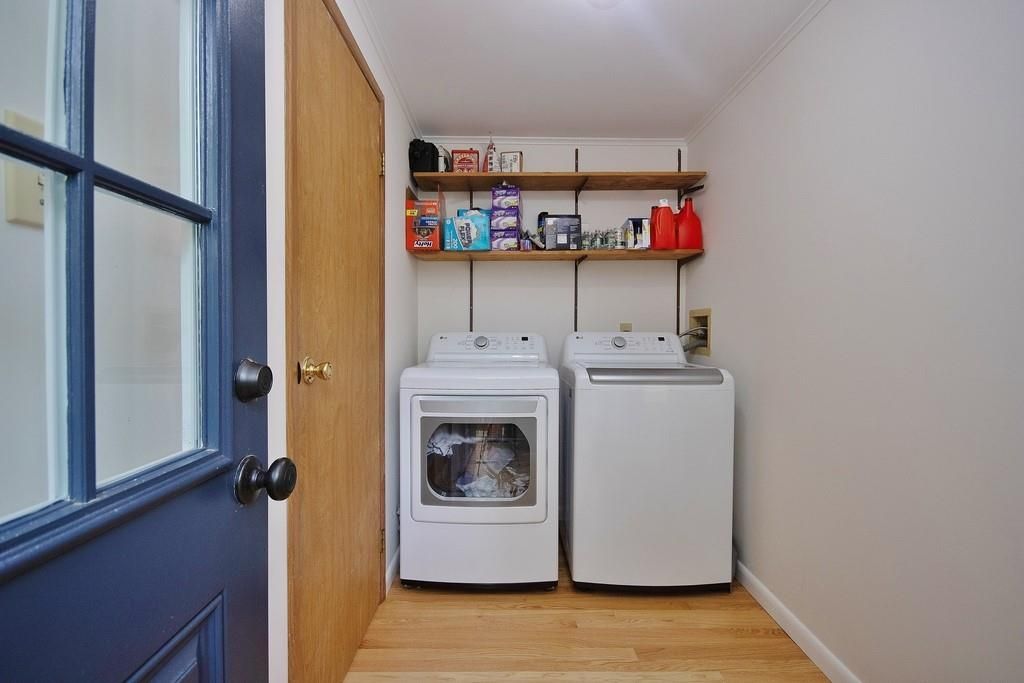 Interior, Washer, Wood Texture Flooring