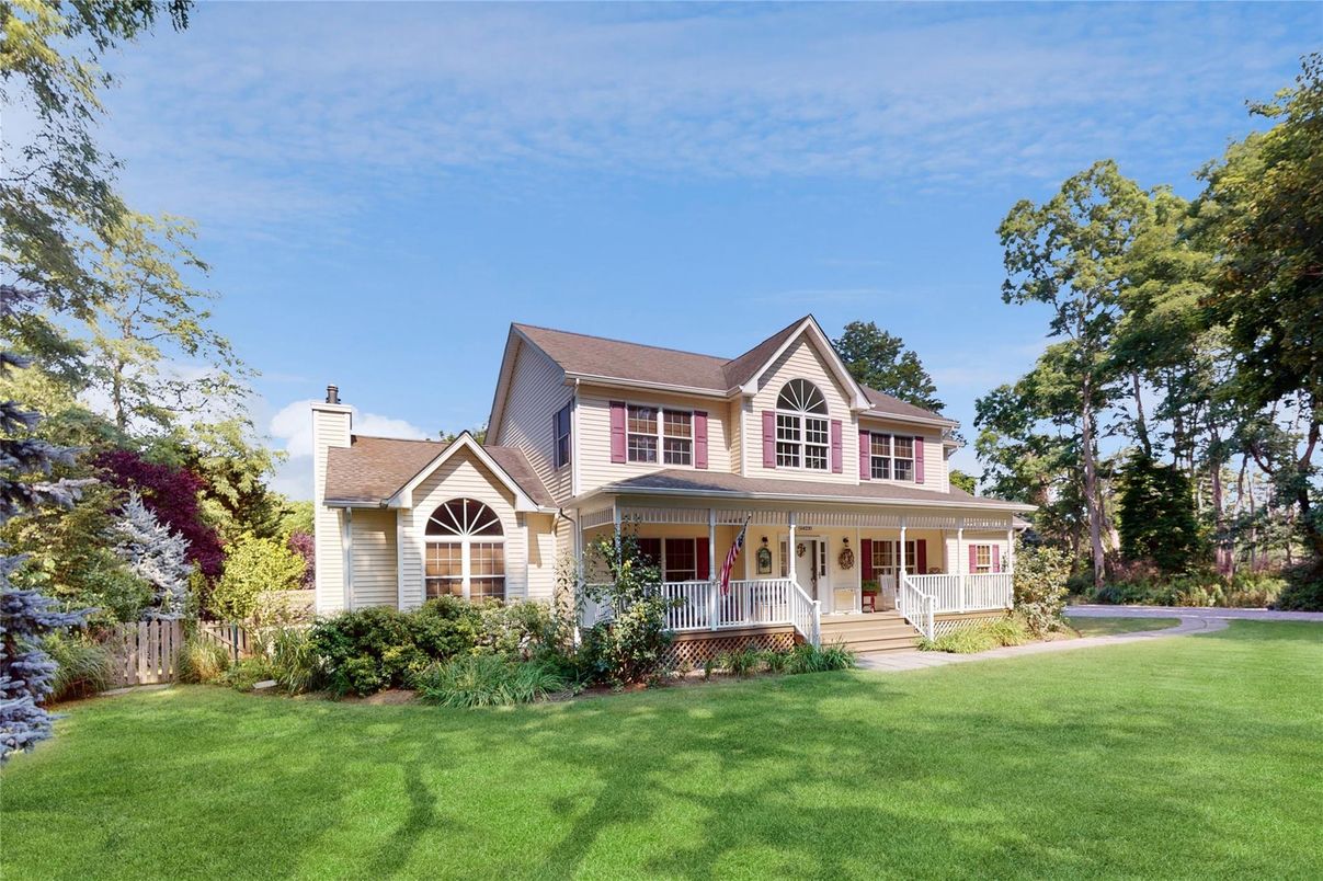 Backyard, Exterior, Facade, Queen Anne Victorian
