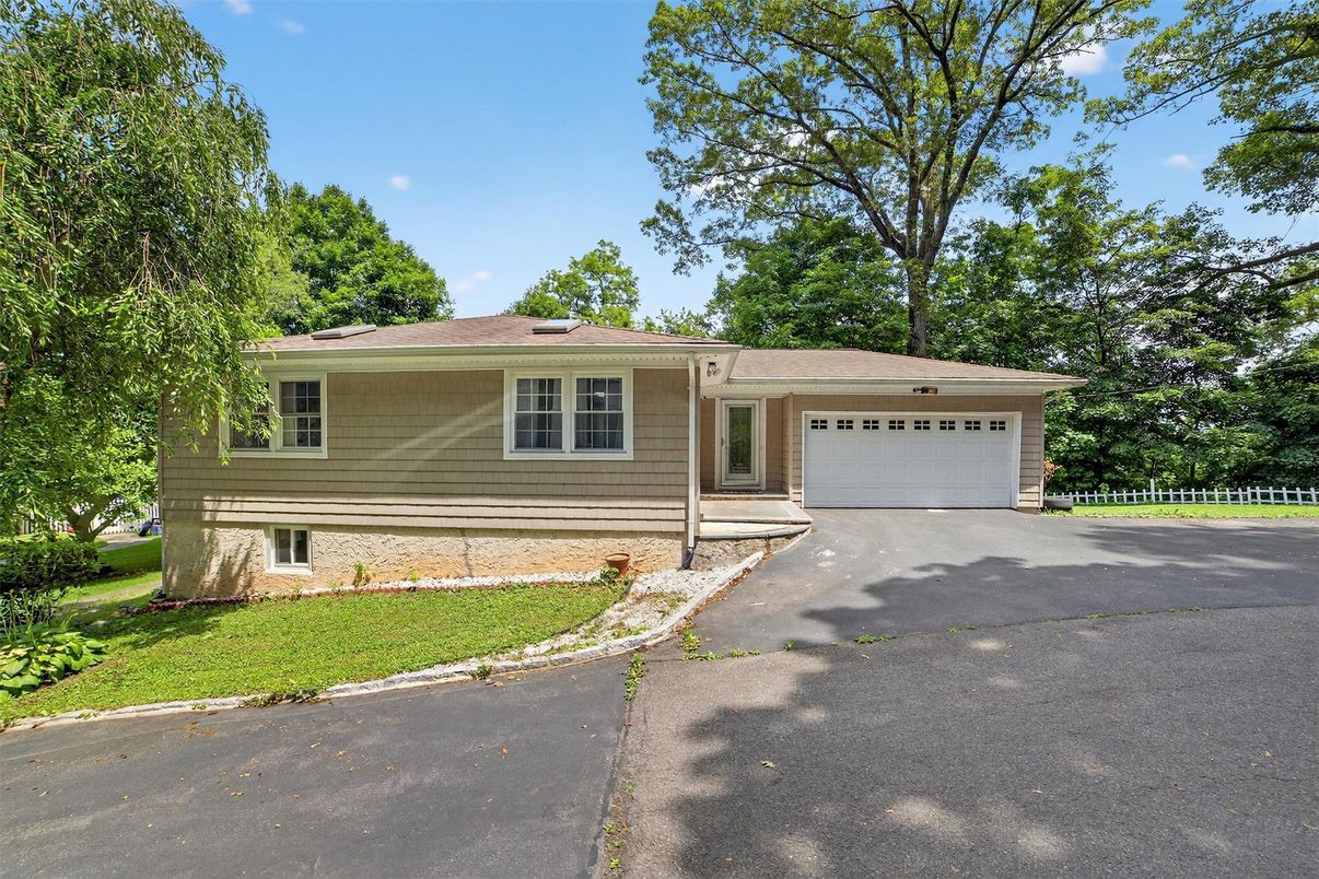 Attached, Exterior, Facade, Ranch