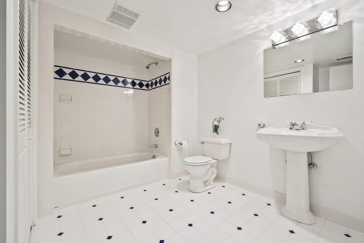 Bathroom, Interior, Recessed Lighting