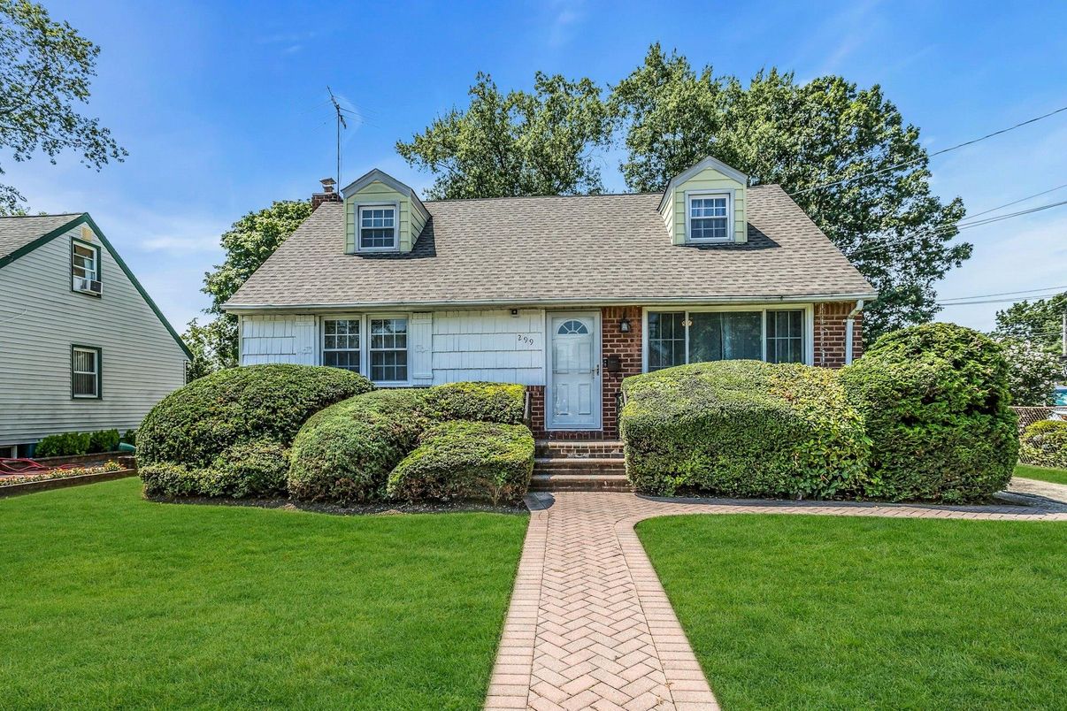Exterior, Facade, Brick Facade, Cape Cod