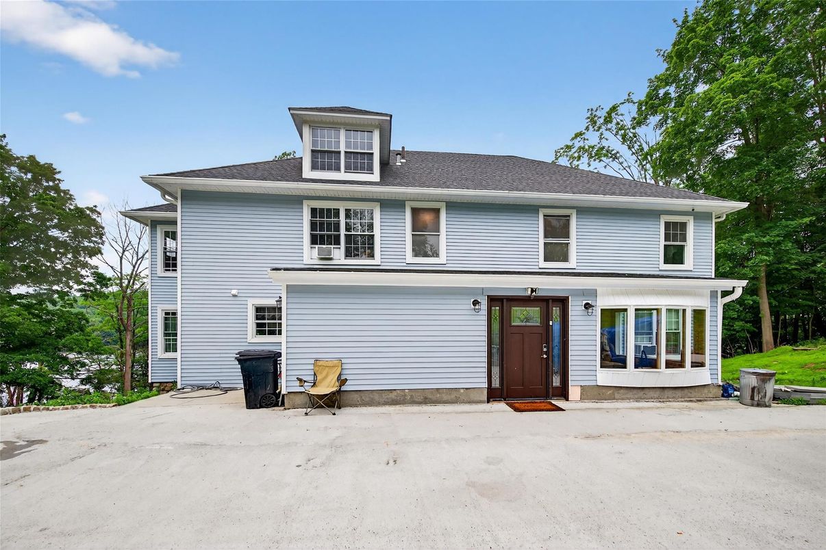 Exterior, Facade, Split Level