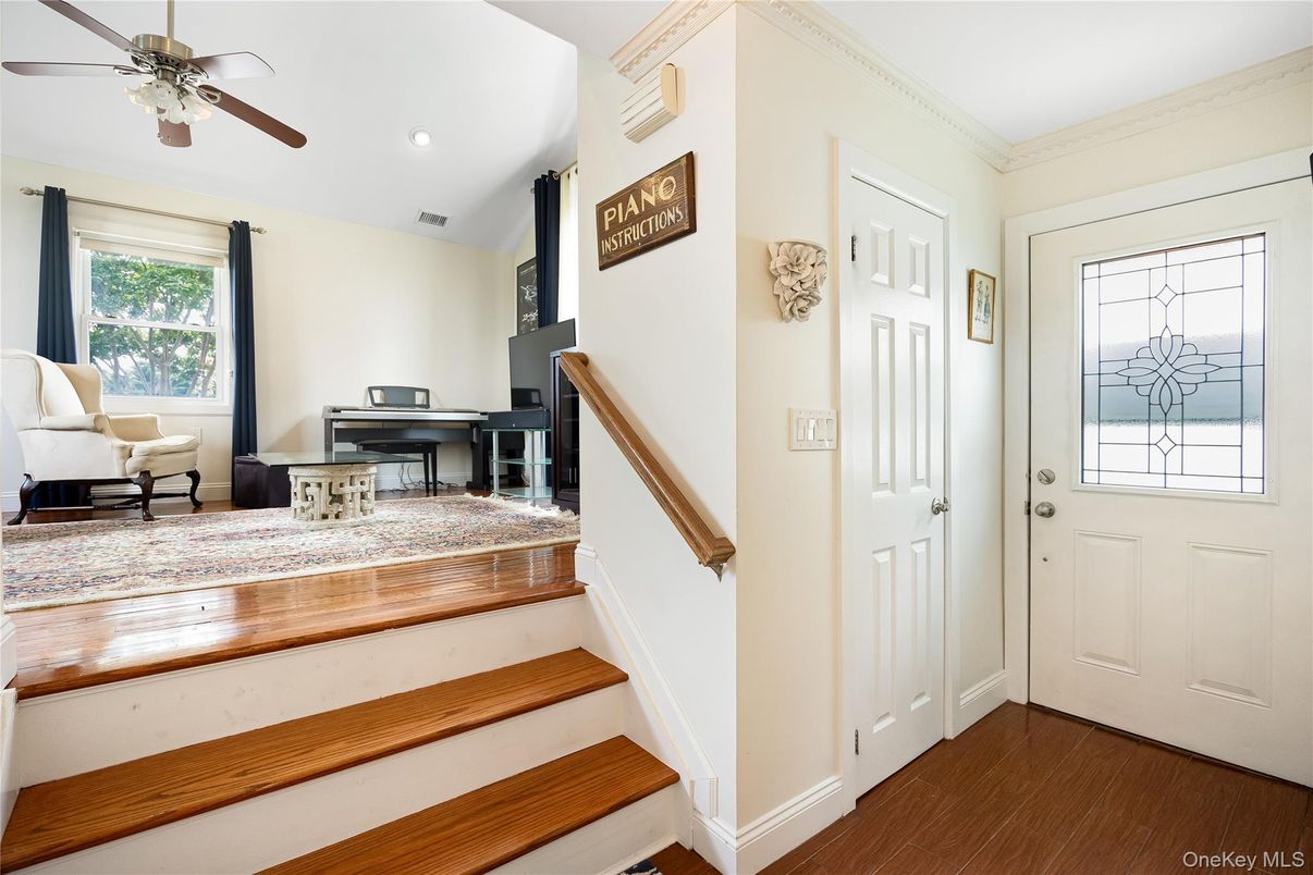 Interior, Piano, Recessed Lighting, Wood Texture Flooring
