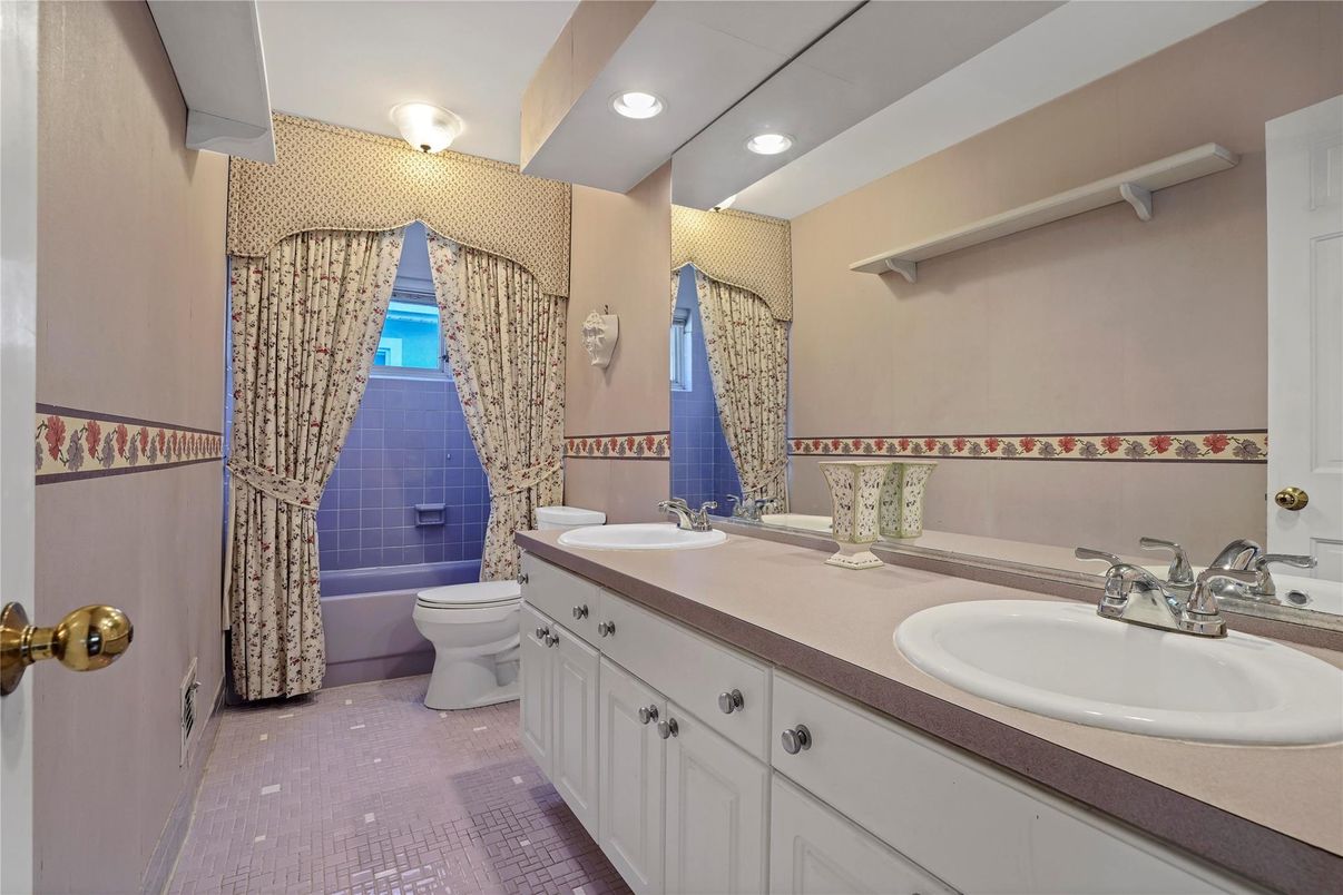 Bathroom, Dual Sink Vanities, Interior, Recessed Lighting