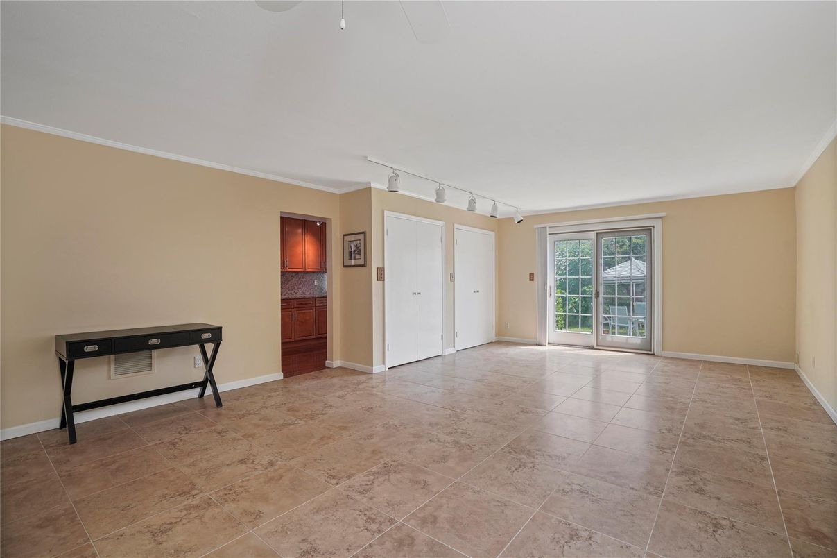 Empty room, Interior