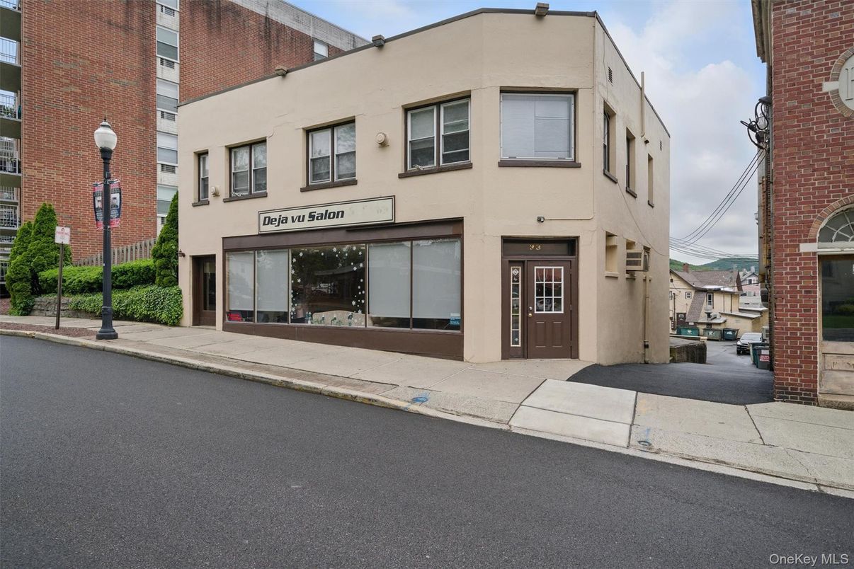 Exterior, Facade, Brick Facade, Rowhouse