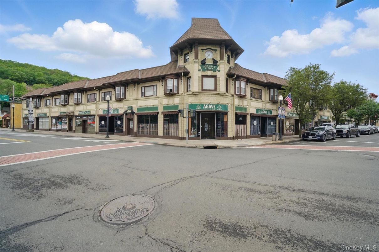 Exterior, Facade, Queen Anne Victorian