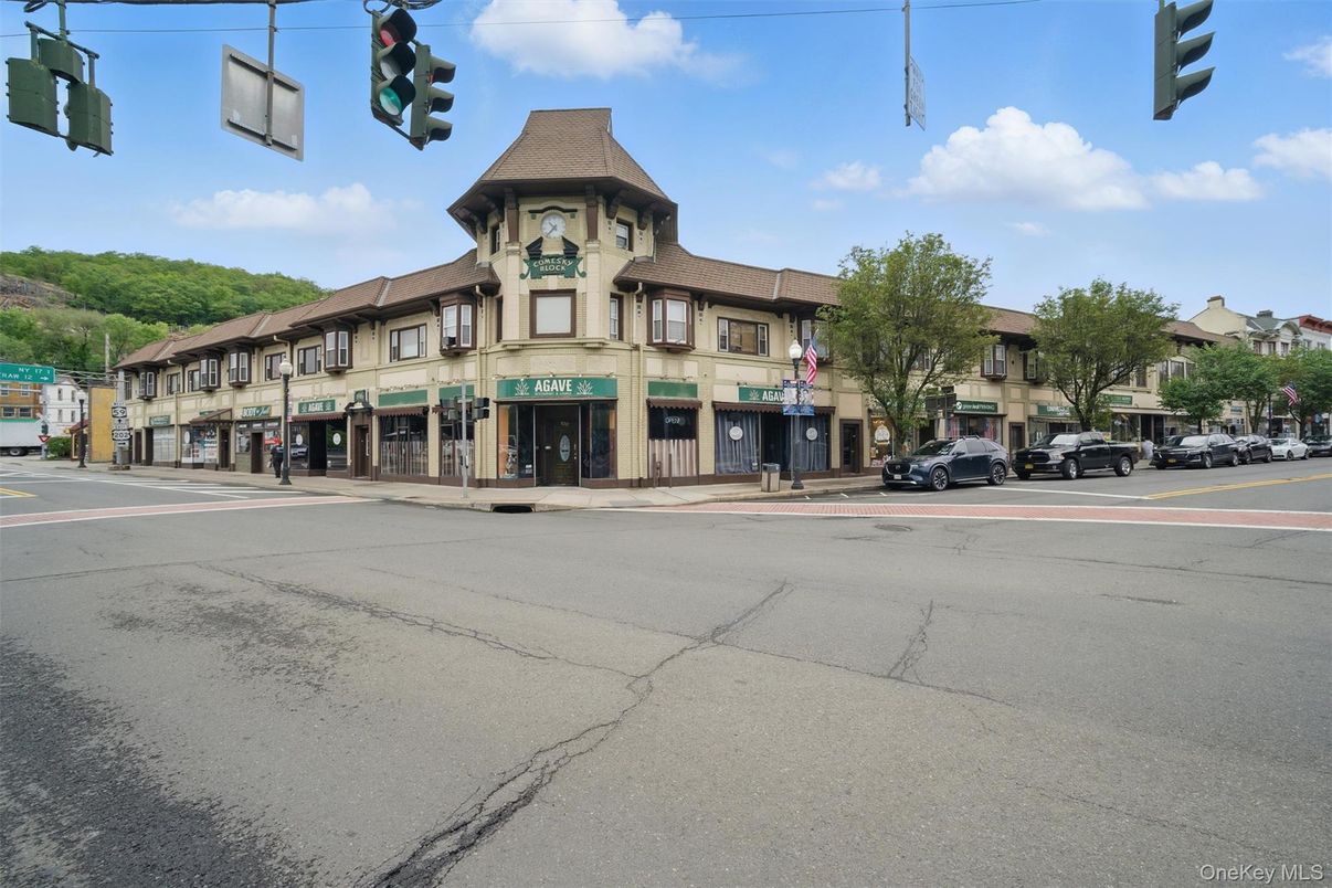 Exterior, Facade, Queen Anne Victorian