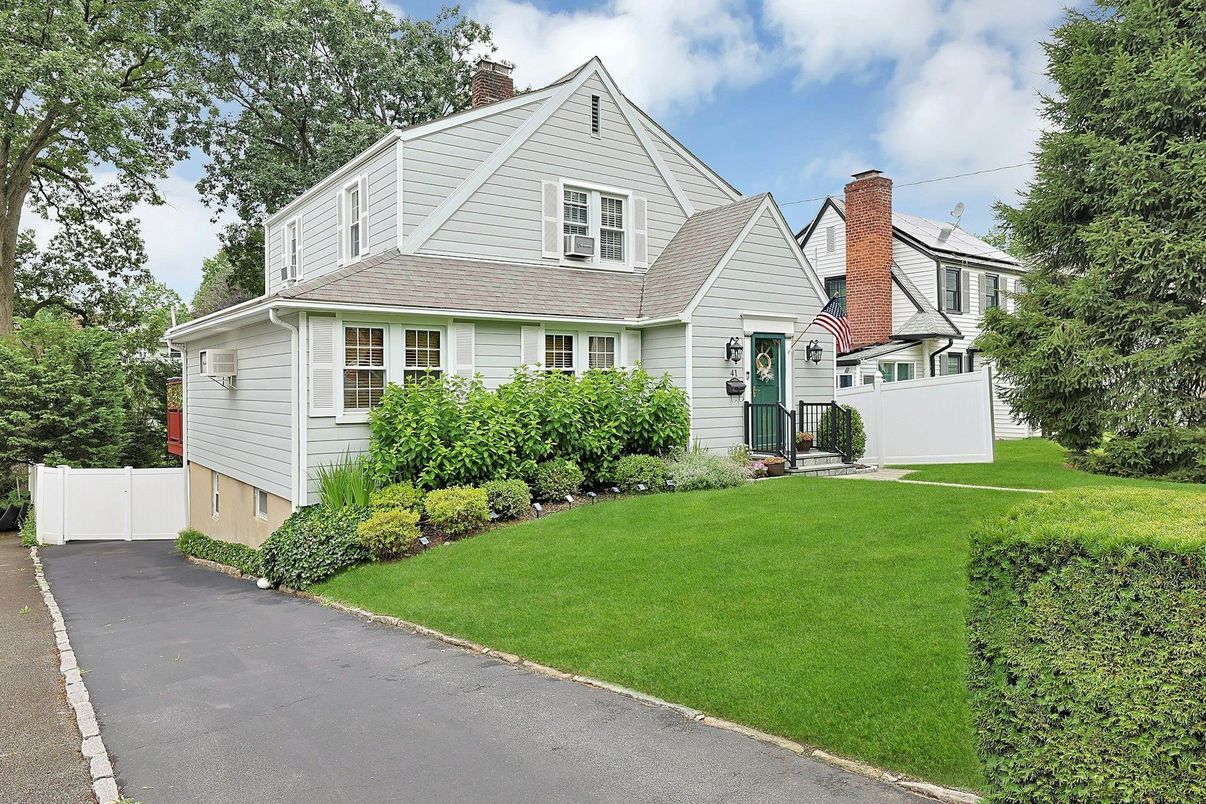 Exterior, Facade, Queen Anne Victorian