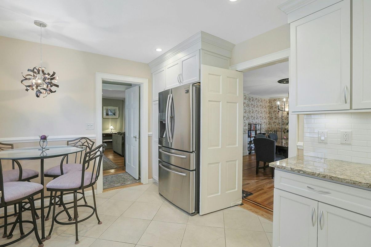 Dining room, Interior, Kitchen, Pendant Lights, Recessed Lighting, Wood Texture Flooring