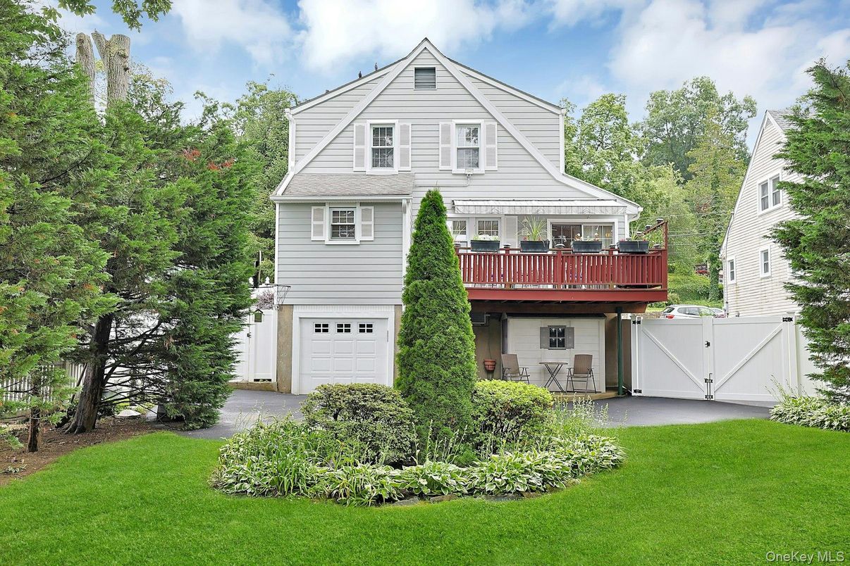 Attached, Exterior, Facade, Farmhouse