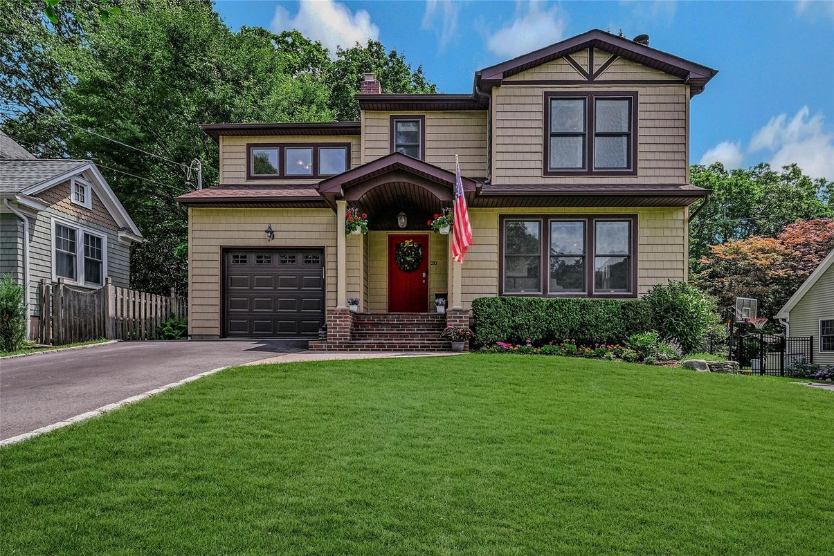 Attached, Exterior, Facade, Queen Anne Victorian