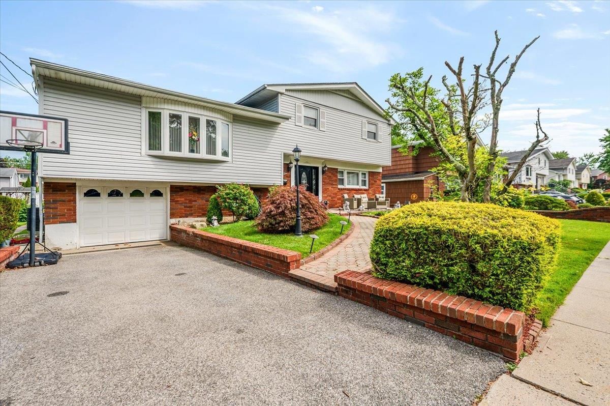 Attached, Exterior, Facade, Brick Facade, Raised Ranch