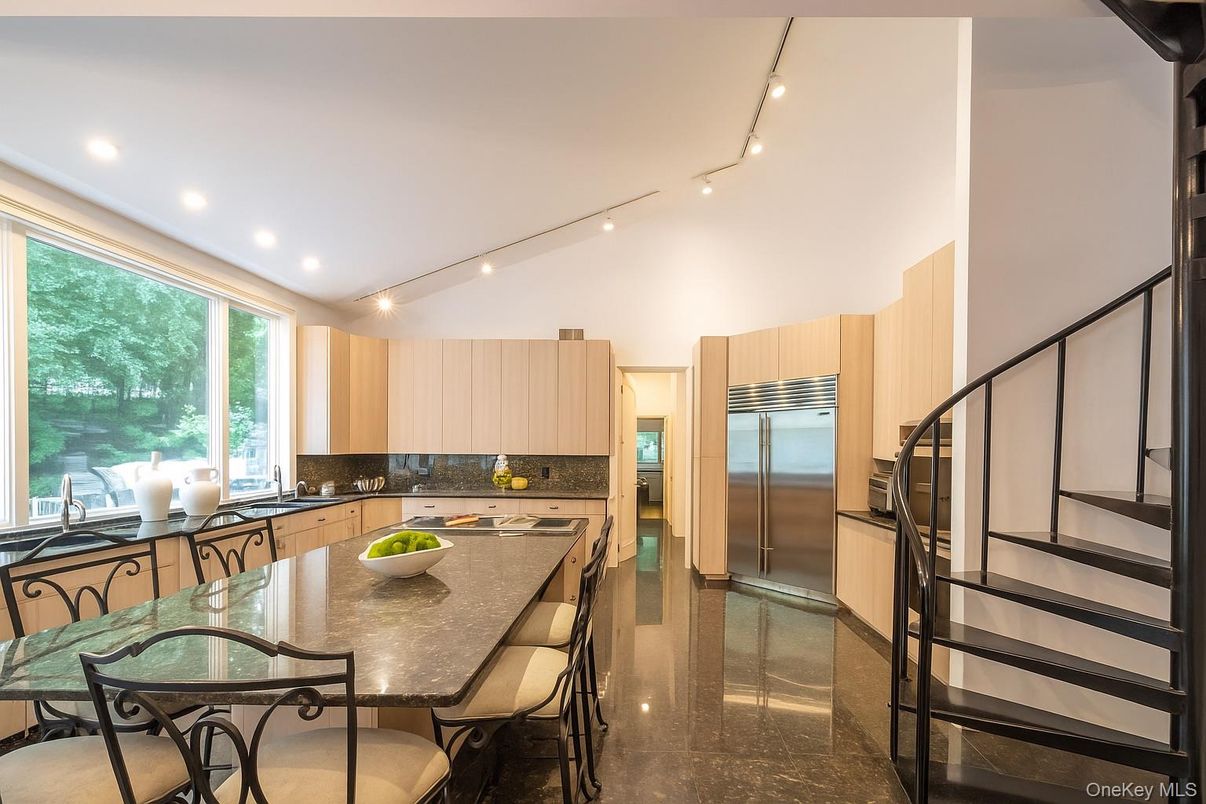Dining room, Interior, Kitchen, Recessed Lighting, Stainless Steel Appliances