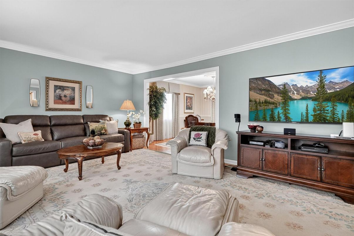 Chandelier, Interior, Living room