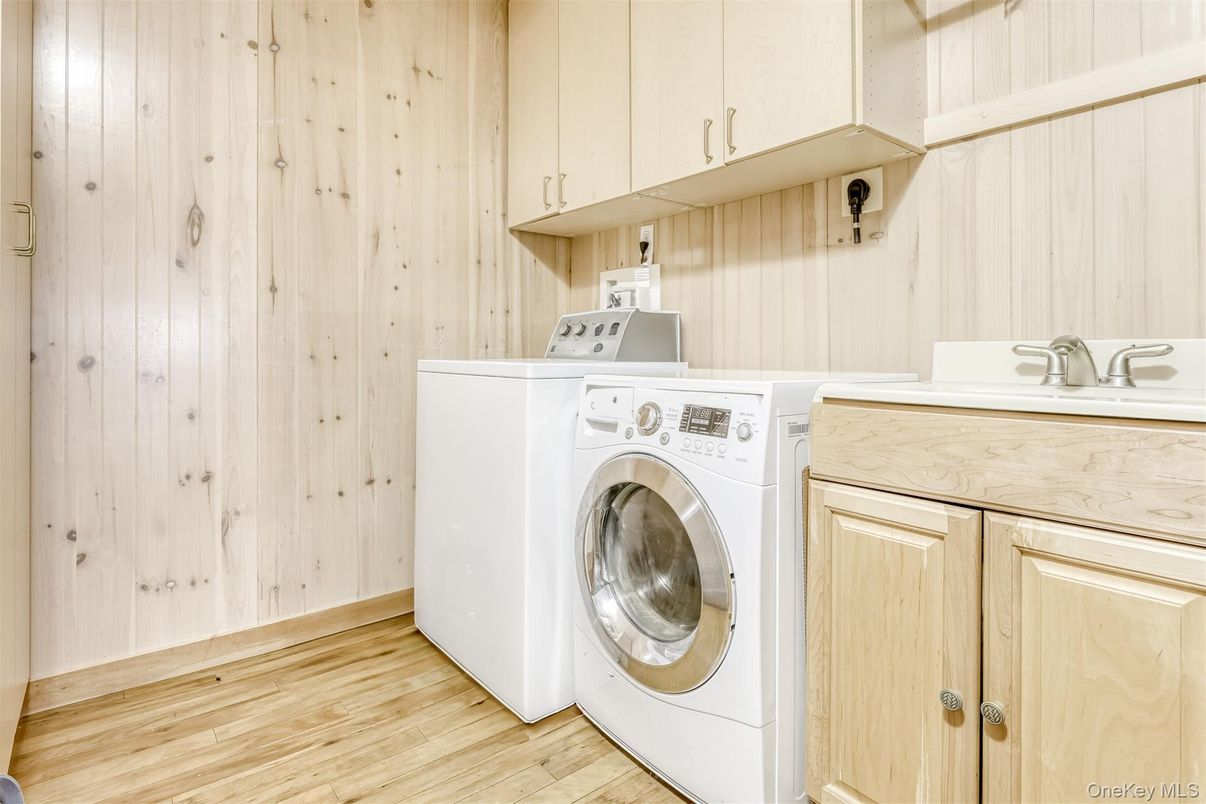 Interior, Washer, Wood Texture Flooring, Wooden Walls