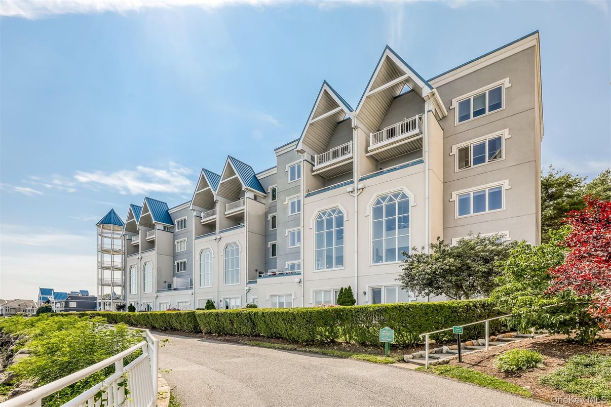 Exterior, Facade, Queen Anne Victorian