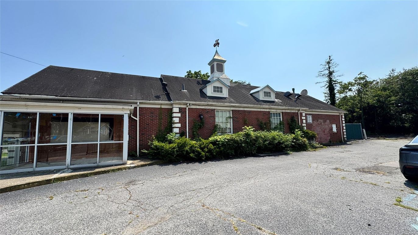 Exterior, Facade, Brick Facade, Cape Cod