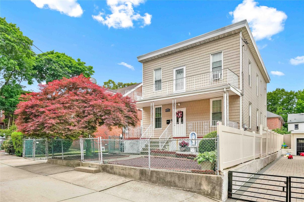 Exterior, Facade, American Foursquare