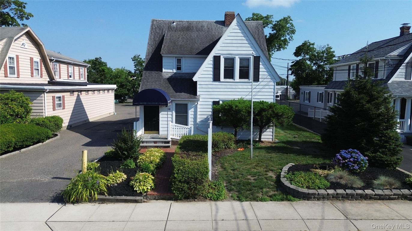 Exterior, Facade, Queen Anne Victorian
