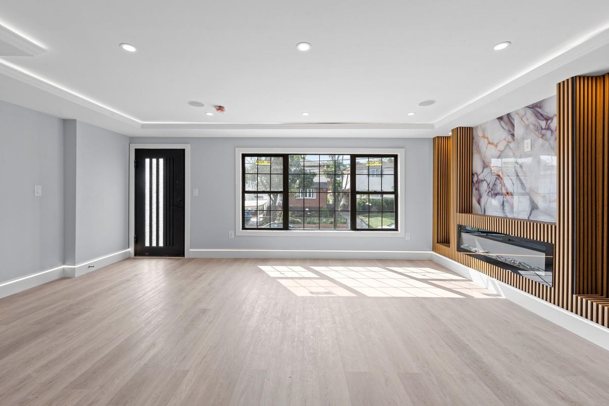 Empty room, Interior, Recessed Lighting, Wood Texture Flooring