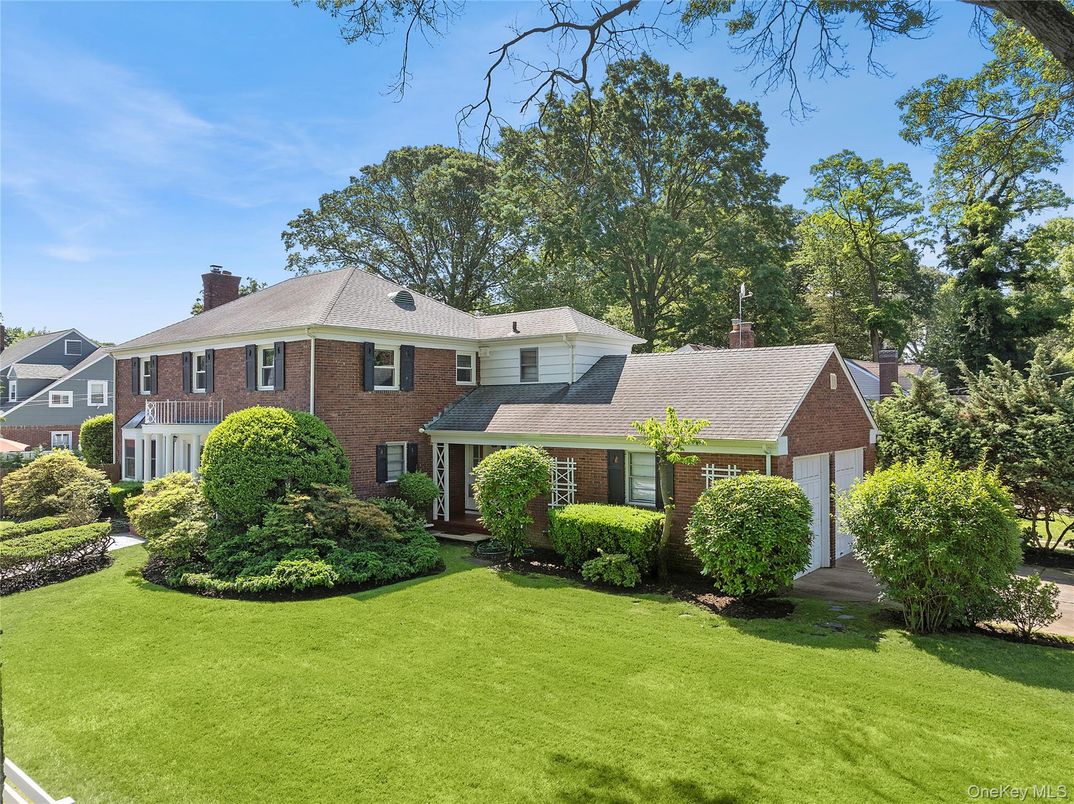 Exterior, Facade, Brick Facade, Georgian