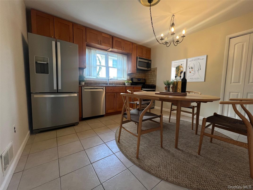 Chandelier, Dining room, Interior, Kitchen, Stainless Steel Appliances